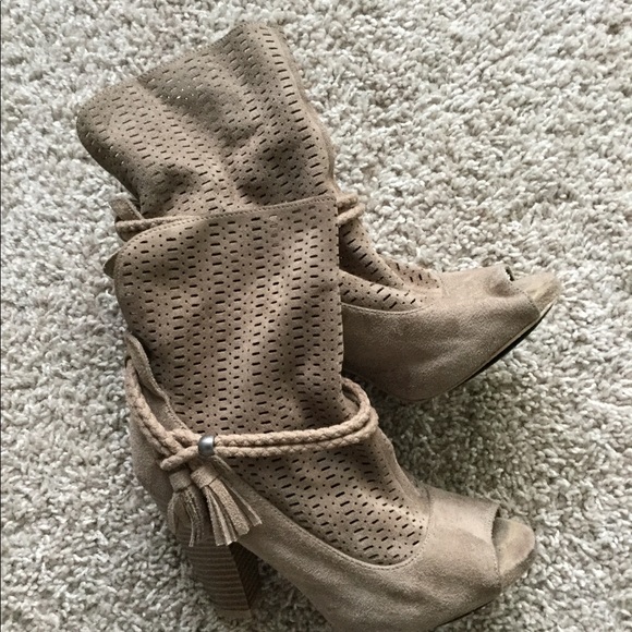 🔥🔥HOST PIC🔥🔥Tan heel/bootie with tassels - Picture 2 of 8